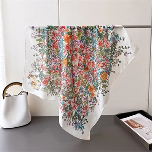 Elegante foulard in seta bianca con stampe floreali multicolore per un look alla moda di lusso