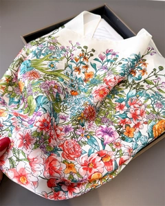 Dettaglio della stampa floreale colorata su foulard in finta seta morbida e lucida