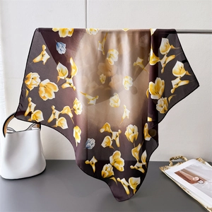 Elegante sciarpa in seta con stampa di calle drappeggiata su una borsa alla moda