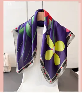 Détail d'un foulard en soie avec grands motifs floraux jaunes et rouges sur violet
