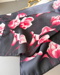 Dettaglio della trama di un foulard in seta nera con eleganti stampe floreali di tulipani