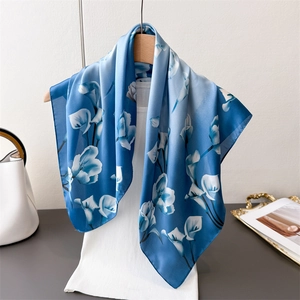 Elegante sciarpa di seta sfumata blu e bianca con stampe floreali di calle realistiche