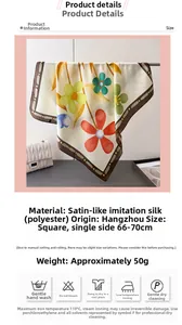 Détail d'un foulard carré en satin à imprimé floral montrant la texture et les mesures
