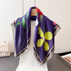 Foulard en soie à imprimé floral violet avec fleurs jaunes et bordure à pois fins