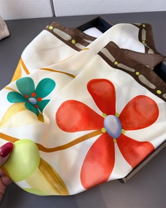 Détail d'un foulard en soie aux imprimés floraux vifs et aux motifs colorés abstraits