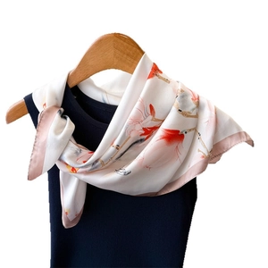 Foulard quadrato in seta con stampa floreale di magnolia su fondo color crema