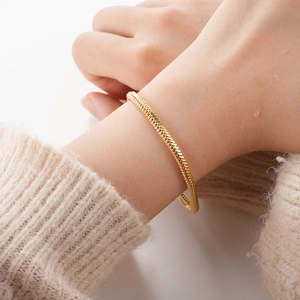 Bracelet chaîne serpent plat doré élégant pour femme au style luxueux et minimaliste