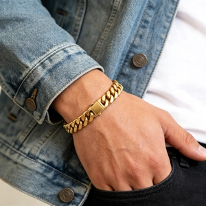 Bracelet gourmette pour homme en acier inoxydable doré avec fermoir à cliquet porté