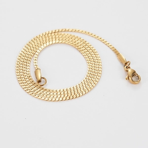 Vue détaillée du collier chaîne à chevrons plats dorés avec fermoir mousqueton