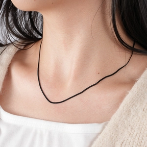 Collier minimaliste en cordon noir pour femme en acier titane tissé de style élégant