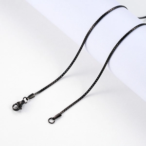 Détail d'un collier chaîne serpent noire en acier inoxydable avec fermoir mousqueton