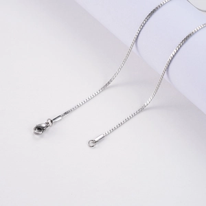 Collier chaîne serpent plate en acier inoxydable argenté pour femme avec fermoir mousqueton
