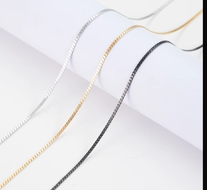 Chaînes plates en acier titane en argent, or et noir pour femmes élégantes