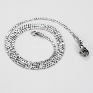 Détail d'un collier chaîne serpent plate en argent avec fermoir mousqueton