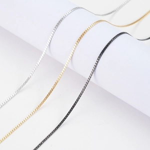 Chaînes gourmettes plates en acier titane pour femmes en or, argent et noir sur support