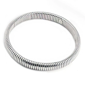 Détail du bracelet Tubogas en acier inoxydable argenté avec structure en spirale