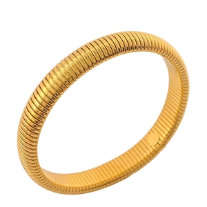 Détail de la texture spirale Tubogas dorée sur un bracelet flexible en acier inoxydable