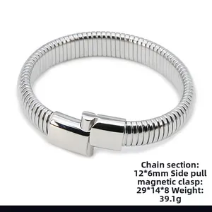 Détail du bracelet chaîne épais en acier argenté avec fermoir magnétique rectangulaire