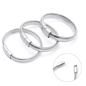 Gros plan sur le fermoir et la structure flexible en acier argenté de ces bracelets