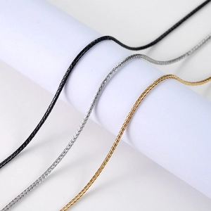 Ensemble de colliers en acier inoxydable en finitions noir, argent et doré