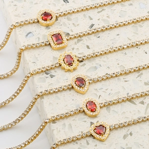 Gouden tennis armbanden set met rode edelstenen in hart en druppel vormen
