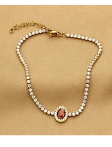 Dettaglio del bracciale tennis placcato oro con gemma ovale rossa e zirconi bianchi
