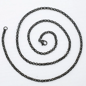 Détail du collier chaîne noir mat en acier inoxydable avec fermoir mousqueton et gravure