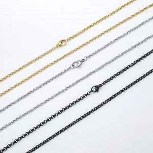 Colliers maille jante en or, argent et noir avec fermoirs mousqueton robustes