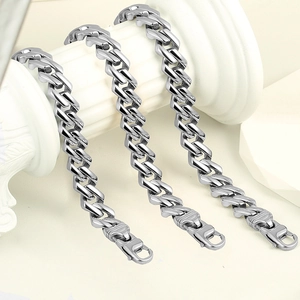 Flache silberne Edelstahl-Panzerarmbänder mit Hummerverschluss auf griechischen Säulen