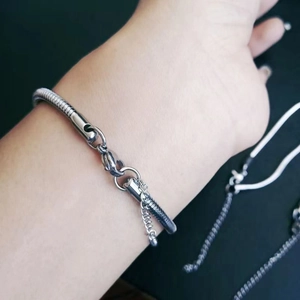 Herren-Schlangenkette aus Edelstahl mit sicherem Karabinerverschluss und glänzendem Finish