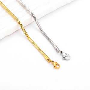 Minimalistisches Schlangenarmband aus Edelstahl in Gold und Silber mit Karabiner