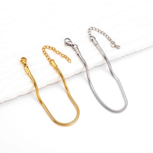 Schlanke Schlangenknochen-Armbänder aus Edelstahl in Gold und Silber mit Karabinerverschluss