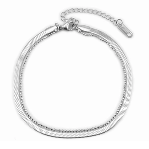 Dettaglio del bracciale a doppio strato in acciaio inox argento con catena a serpente