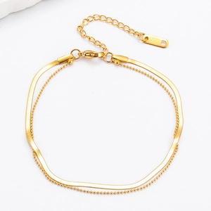 Dettaglio del bracciale a doppio strato in acciaio inossidabile con catena piatta e sfere