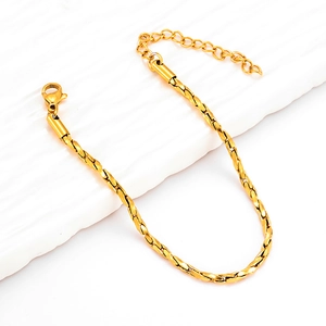 Detail of 18K gold-plated stainless steel twisted chain bracelet with lobster clasp
