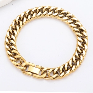 Nahaufnahme eines goldenen Panzerarmbands mit polierten Gliedern und sicherem Faltverschluss