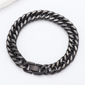 Nahaufnahme des gunmetal grauen Edelstahl-Panzerarmbands mit breitem Faltverschluss