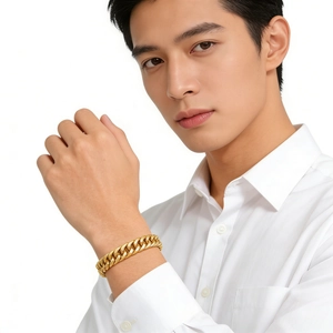 Herren Armband aus vergoldetem Edelstahl im Cuban-Link-Stil getragen von Model