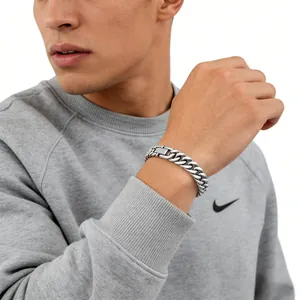 Nahaufnahme eines silbernen Panzerarmbands aus Edelstahl am männlichen Handgelenk mit Gliedern