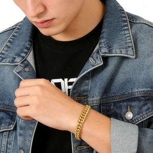 Herren Armband aus vergoldetem Edelstahl, Panzerkette kombiniert mit einer Jeansjacke