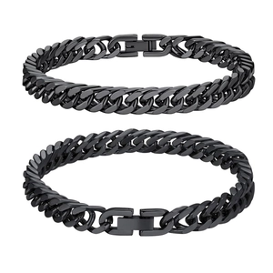 Detail von zwei schwarzen Edelstahl-Panzerarmbändern mit robustem Faltverschluss aus Metall