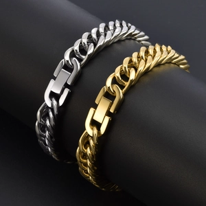Detail von silbernen und goldenen Edelstahl-Cuban-Armbändern auf einem Display