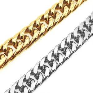 Detailansicht polierter silberner und goldener Panzerketten im minimalistischen Stil