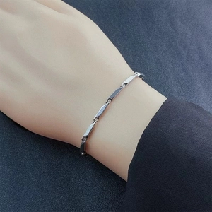 Gepolijste roestvrijstalen schakelarmband voor dames en heren om een pols met blauwe mouw