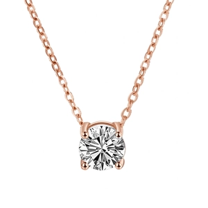 Gros plan d'un pendentif en zircone 7mm serti à quatre griffes sur chaîne or rose