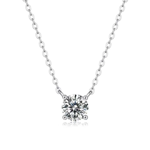 Détail du pendentif en zircone 7mm avec serti à quatre griffes et chaîne en O