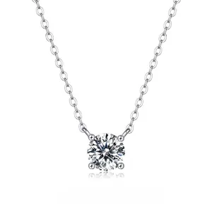 Gros plan du pendentif en oxyde de zirconium 7mm serti griffes sur chaîne en acier inox