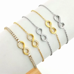 Vue détaillée de cinq bracelets symbole infini en or et argent avec incrustation de cristaux