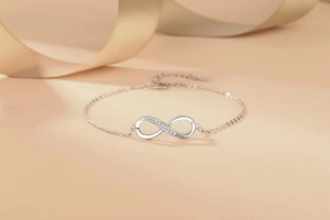 Vue détaillée du bracelet infini en argent serti de cristaux sur fond de soie élégante