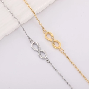 Détail des bracelets infini dorés et argentés avec des accents de cristal pavé brillant